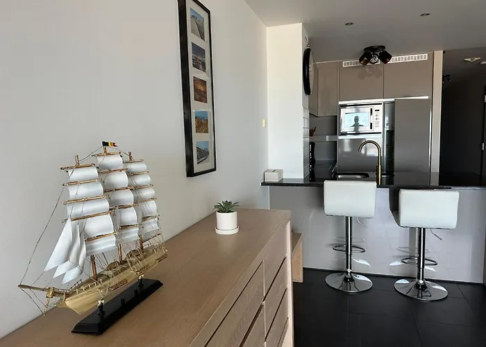 Panoramic View On Beach, Ships, Sea - Place To Be דירה *