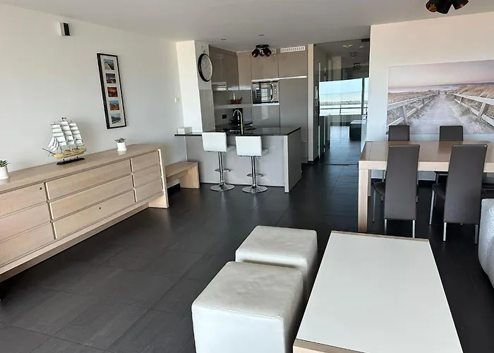 Appartement Panoramic View On Beach, Ships, Sea - Place To Be